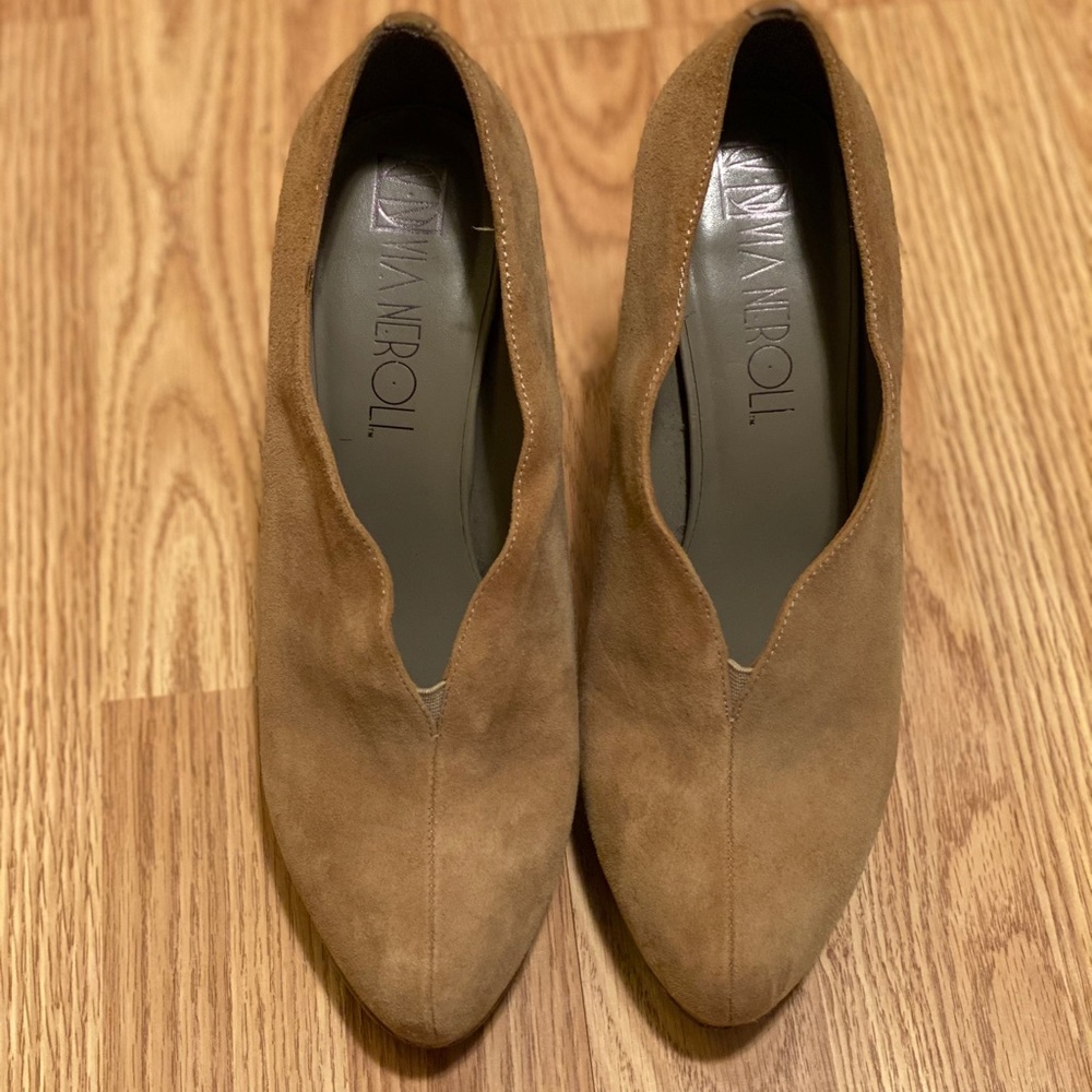 Super cute suede-like heels.